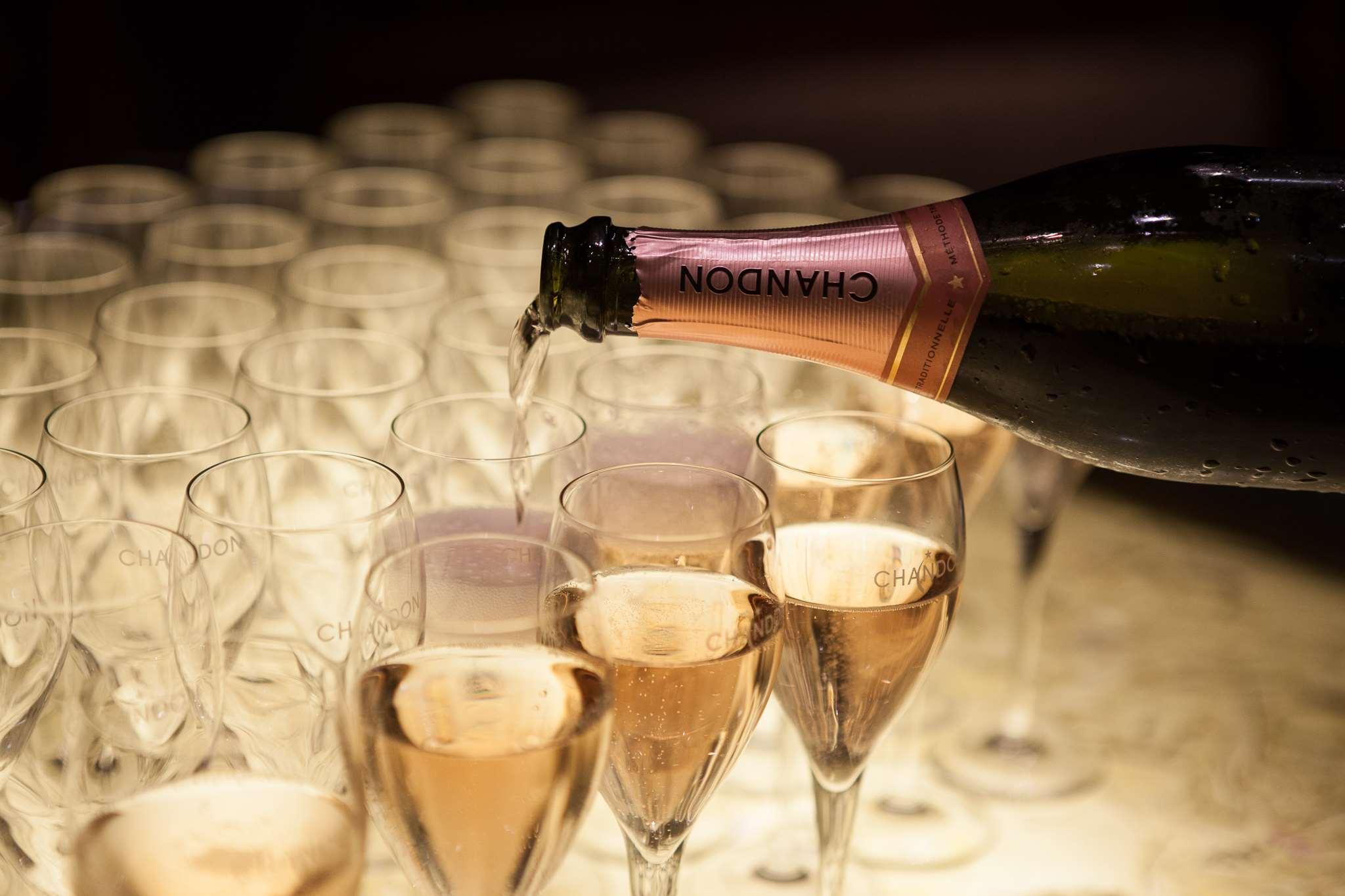 بارك حياة ملبورن المظهر الخارجي الصورة Champagne being poured