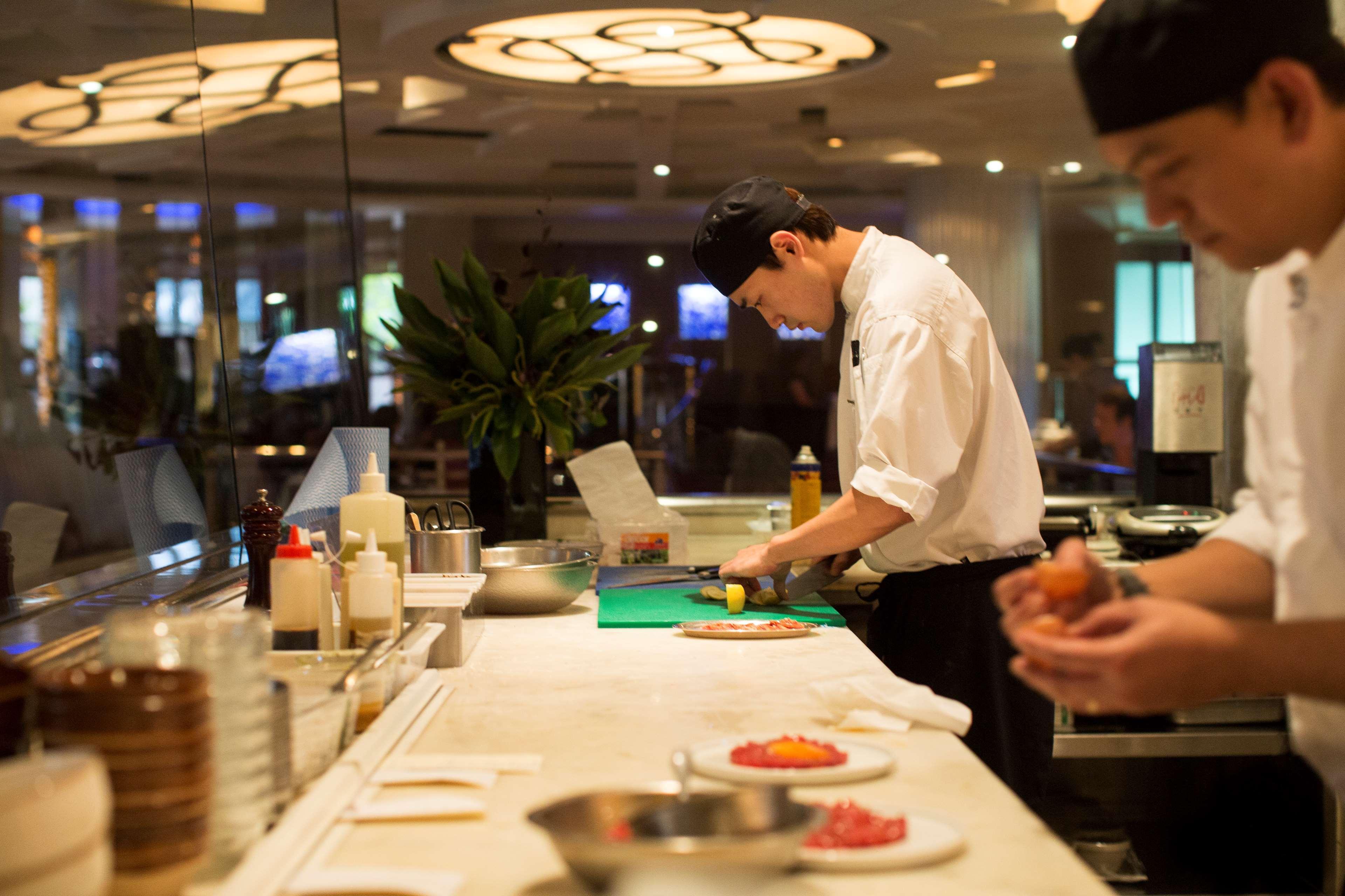 بارك حياة ملبورن المظهر الخارجي الصورة A sushi chef at work