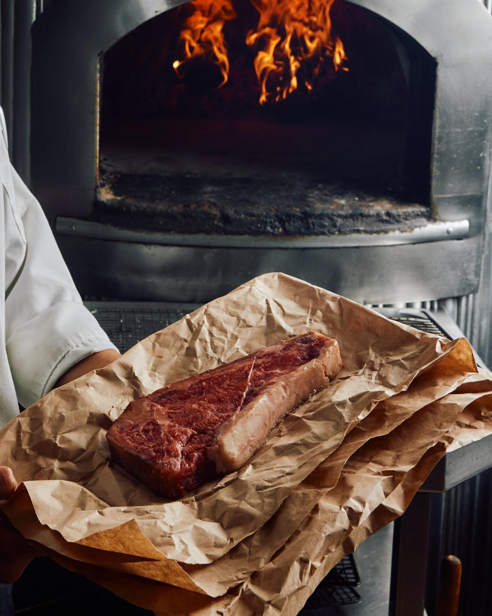 بارك حياة ملبورن المظهر الخارجي الصورة A steak being removed from a wood-fired oven