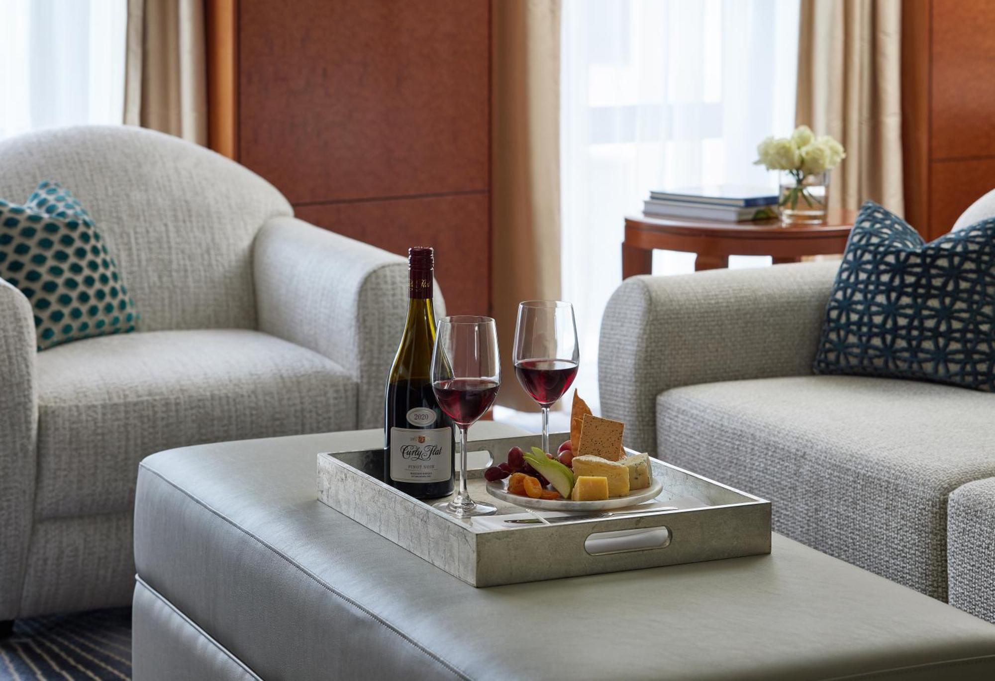 بارك حياة ملبورن المظهر الخارجي الصورة A wine and cheese platter